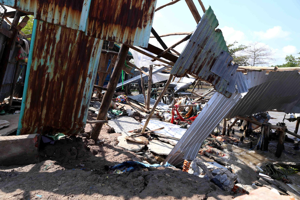 Nhà của người dân ở ấp Kim Qui, xã Vân Khánh bị sóng biển đánh sập hồi đầu tháng 6/2019. (Ảnh: Vũ Sinh/TTXVN)