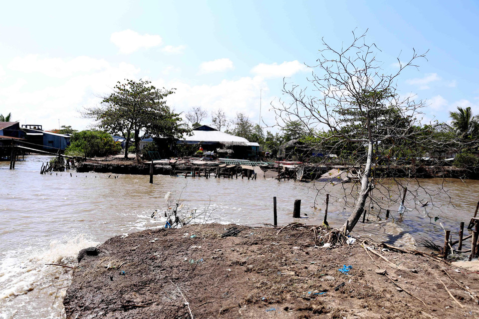 Tuyến đê biển ở ấp Kim Qui, xã Vân Khánh bị sóng biển đánh trôi hồi đầu tháng 6/2019. (Ảnh: Vũ Sinh/TTXVN)