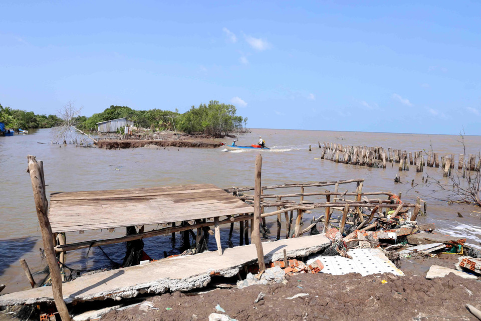Nhà của người dân ở ấp Kim Qui, xã Vân Khánh bị sóng biển đánh sập hồi đầu tháng 6/2019. (Ảnh: Vũ Sinh/TTXVN)