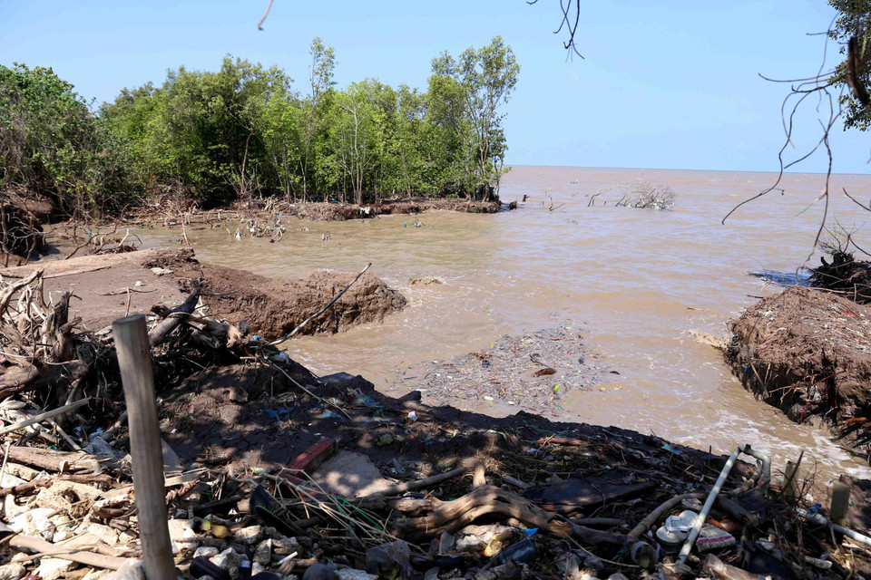 Tuyến đê biển ở ấp Kim Qui, xã Vân Khánh bị sóng biển đánh trôi hồi đầu tháng 6/2019. (Ảnh: Vũ Sinh/TTXVN)