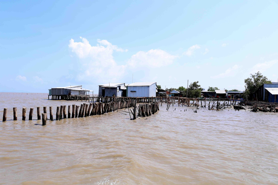 Tuyến đê biển ở ấp Kim Qui, xã Vân Khánh bị sóng biển đánh trôi hồi đầu tháng 6/2019. (Ảnh: Vũ Sinh/TTXVN)