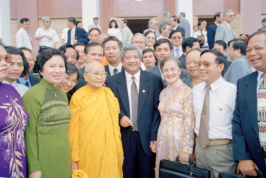 Chủ tịch Ủy ban Trung ương Mặt trận Tổ quốc Việt Nam Phạm Thế Duyệt với các đại biểu dự Đại hội đại biểu toàn quốc lần thứ V Mặt trận Tổ quốc Việt Nam, ngày 27/8/1999, tại Hà Nội. (Ảnh: Xuân Tuân/TTXVN)