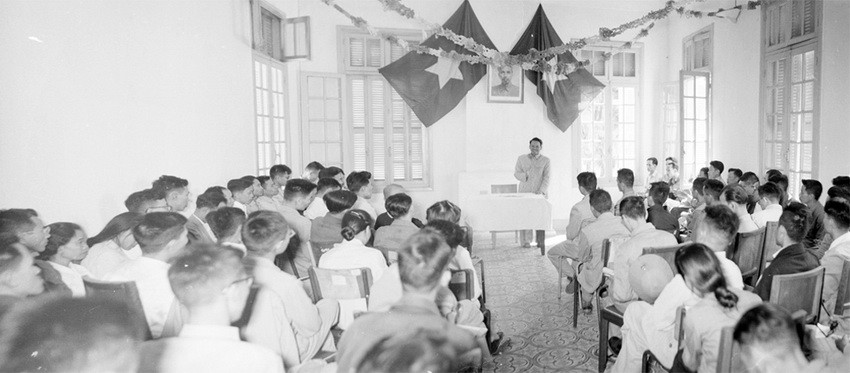 Đồng chí Xuân Thủy, thay mặt Ủy ban Trung ương Mặt trận Tổ quốc Việt Nam, tổ chức họp báo giới thiệu nội dung bản Cương lĩnh sau Đại hội Mặt trận Dân tộc thống nhất toàn quốc (tháng 9/1955). (Ảnh: Đức Hóa/TTXVN)