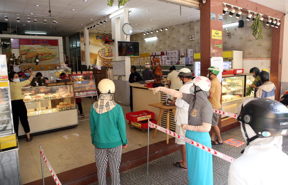 Người dân tranh thủ đi mua thực phẩm sau khi có thông tin dừng kinh doanh tại các cửa hàng ăn uống, giải khát kể cả bán qua mạng, bán mang về. (Ảnh: Trần Lê Lâm/TTXVN)