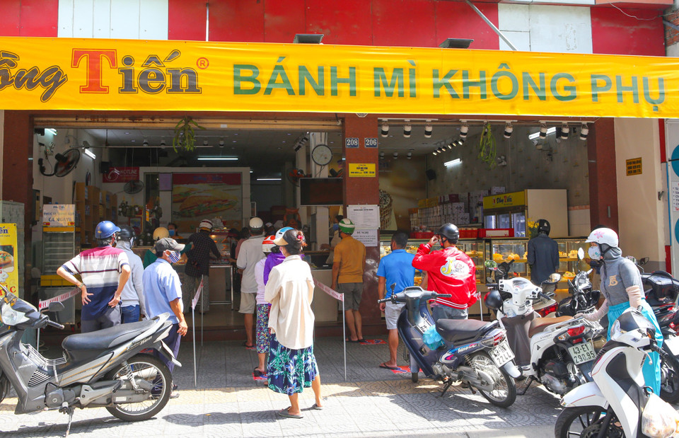 Người dân tranh thủ đi mua thực phẩm sau khi có thông tin dừng kinh doanh tại các cửa hàng ăn uống, giải khát kể cả bán qua mạng, bán mang về. (Ảnh: Trần Lê Lâm/TTXVN)