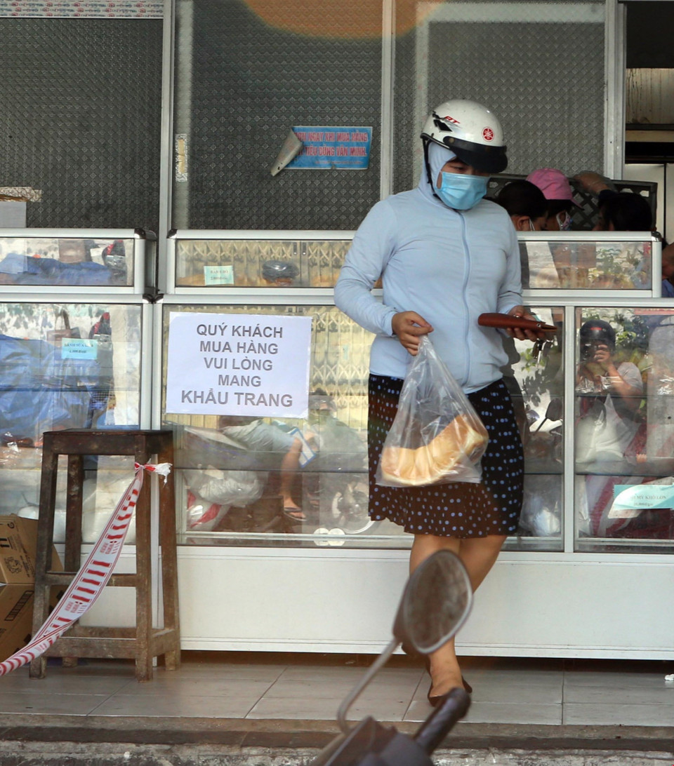 Người dân tranh thủ đi mua thực phẩm sau khi có thông tin dừng kinh doanh tại các cửa hàng ăn uống, giải khát kể cả bán qua mạng, bán mang về. (Ảnh: Trần Lê Lâm/TTXVN)
