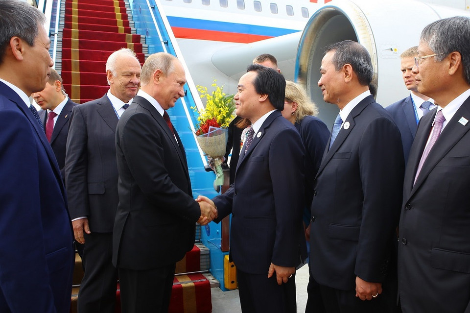 Bộ trưởng Bộ Giáo dục và Đào tạo Phùng Xuân Nhạ đón đoàn tại Sân bay Quốc tế Đà Nẵng sáng 10/11. (Ảnh: TTXVN)