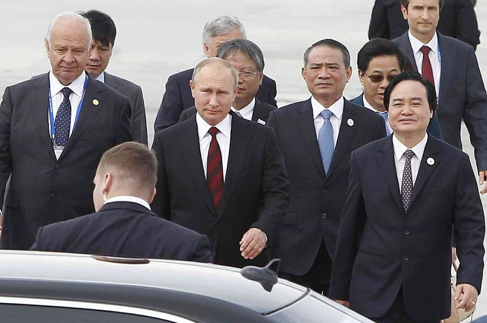 Bộ trưởng Bộ Giáo dục và Đào tạo Phùng Xuân Nhạ đón đoàn tại Sân bay Quốc tế Đà Nẵng sáng 10/11. (Ảnh: TTXVN)