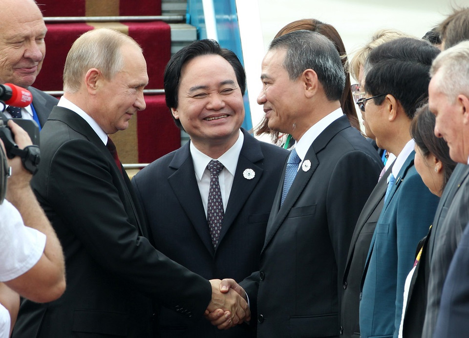 Bộ trưởng Bộ Giáo dục và Đào tạo Phùng Xuân Nhạ đón đoàn tại Sân bay Quốc tế Đà Nẵng sáng 10/11. (Ảnh: TTXVN)