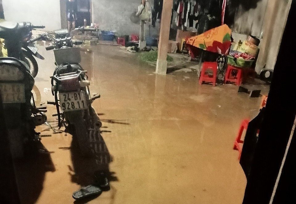 Nước lũ ngập vào nhà dân ỏ xã Mương Bo, thị xã Sa Pa. (Ảnh: TTXVN phát)