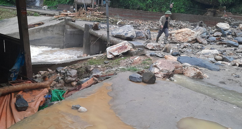 Hiện chính quyền địa phương chưa thể xác định số người bị lũ cuốn trôi nhưng người dân và lực lượng chức năng đã tìm thấy 3 nạn nhân tử vong. (Ảnh: TTXVN phát)