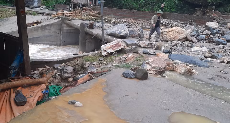 Hiện chính quyền địa phương chưa thể xác định số người bị lũ cuốn trôi nhưng người dân và lực lượng chức năng đã tìm thấy 3 nạn nhân tử vong. (Ảnh: TTXVN phát)
