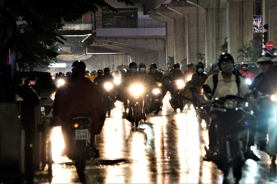 Một vài người 'bất chấp' đi ngược chiều để về nhà. (Ảnh: Minh Hiếu/Vietnam+) 