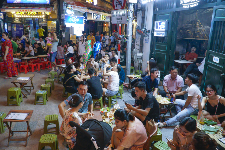 Theo ghi nhận của phóng viên trên tuyến phố Tạ Hiện, quận Hoàn Kiếm, các quán bia, nhậu, bar club bắt đầu nhộn nhịp đến nửa đêm sau ‘kỳ nghỉ’ dài hơn 1 tháng vì dịch COVID-19. (Ảnh: Minh Hiếu/Vietnam+)