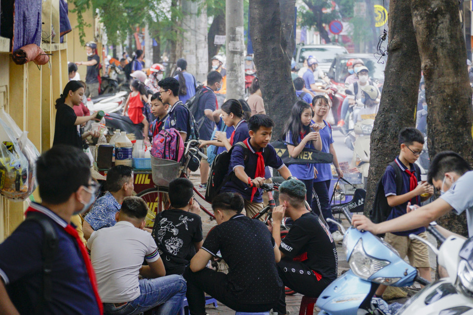 Tình trạng hàng rong, quán cóc, hàng trà đá ngang nhiên lấn chiếm vỉa hè, lòng đường để bán hàng còn nhiều. (Ảnh: Minh Hiếu/Vietnam+)