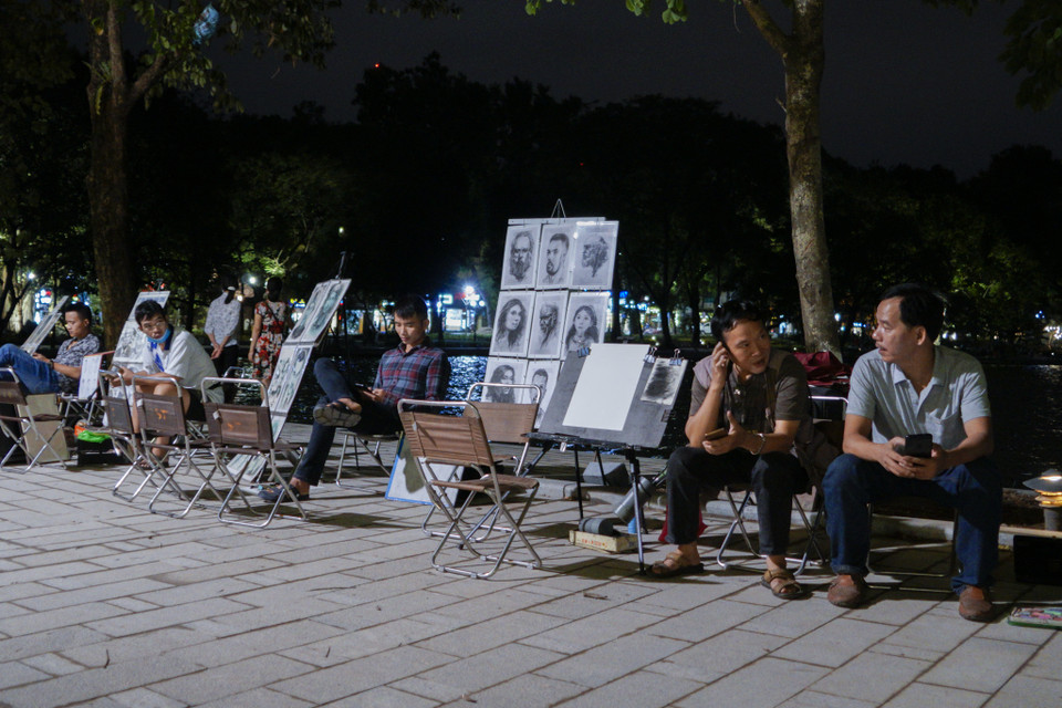 Các nghệ sỹ vẽ tranh đường phố hoạt động trở lại. (Ảnh: Minh Hiếu/Vietnam+)