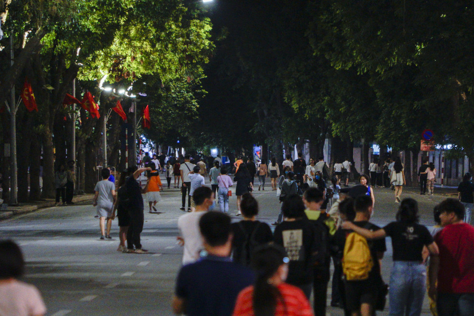 Cụ thể tuyến phố Hàng Đào-Hàng Giấy-chợ đêm Đồng Xuân và 6 tuyến phố đi bộ mở rộng trong khu bảo tồn cấp I-khu Phố cổ Hà Nội hoạt động trở lại từ ngày 18/9, tiếp tục duy trì hoạt động vào 3 tối cuối tuần. (Ảnh: Minh Hiếu/Vietnam+)