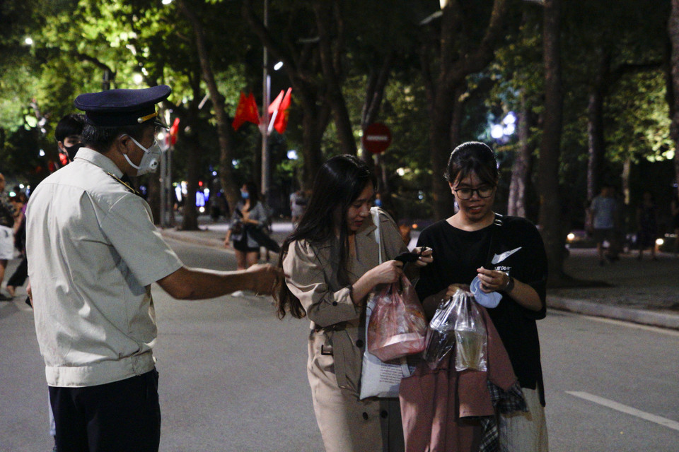 Lực lượng chức năng thường xuyên kiểm tra, nhắc nhở người dân đeo khẩu trang đảm bảo yêu cầu phòng, chống dịch COVID-19 theo đúng các quy định của Chính phủ và Ủy ban Nhân dân thành phố Hà Nội. (Ảnh: Minh Hiếu/Vietnam+)