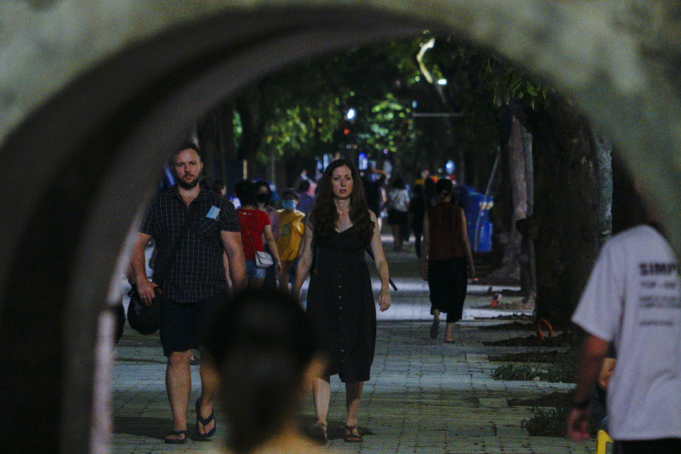 Trước đó, thực hiện ý kiến chỉ đạo của thành phố Hà Nội, Ủy ban Nhân dân quận Hoàn Kiếm đã tạm dừng tổ chức hoạt động của các không gian đi bộ trên địa bàn quận từ ngày 21/8. (Ảnh: Minh Hiếu/Vietnam+)