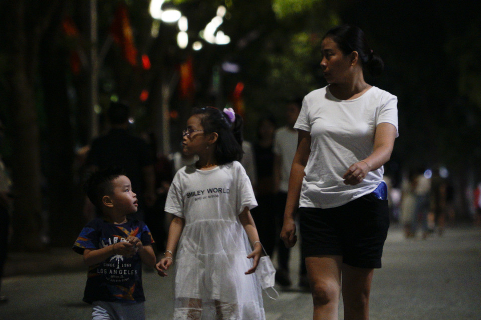 Không gian phố đi bộ luôn là địa điểm lý tưởng,nhiều gia đình cũng cho con đến vui chơi sau nhiều ngày phải ở nhà. (Ảnh: Minh Hiếu/Vietnam+)