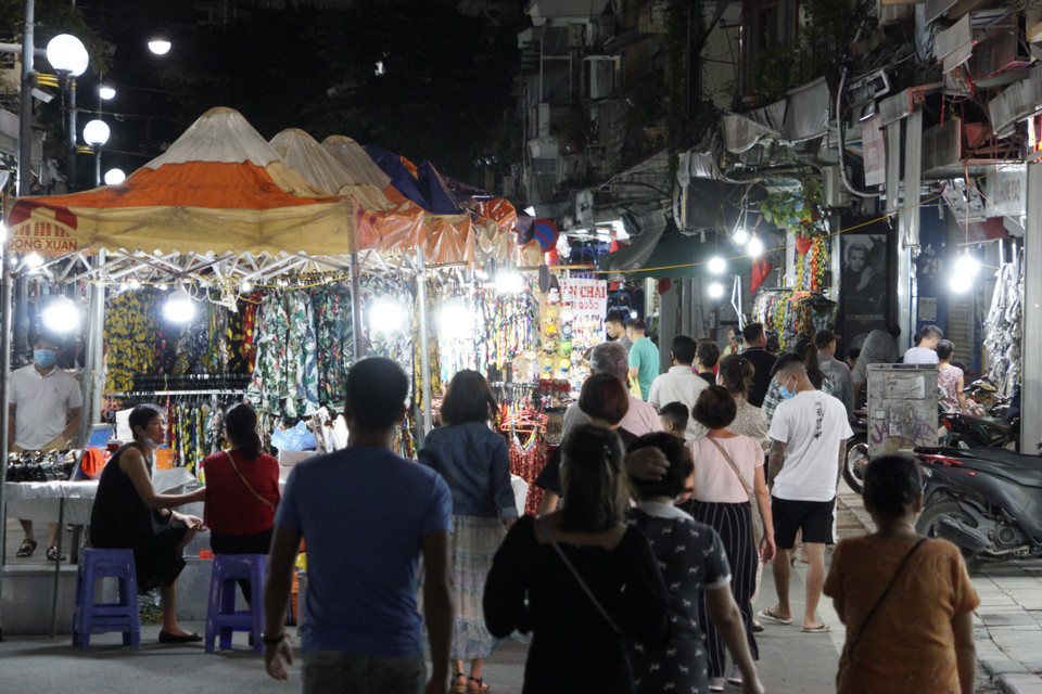 Khu vực chợ đêm Hàng Ngang-Hàng Đào cũng đã nhộn nhịp khách. (Ảnh: Minh Hiếu/Vietnam+)