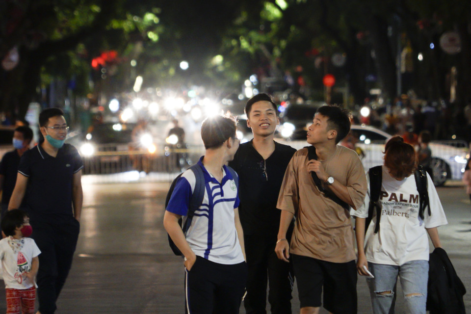 Bên cạnh đó, vẫn có một số người vẫn chưa tự giác đeo khẩu trang khi ra ngoài công cộng. (Ảnh: Minh Hiếu/Vietnam+)