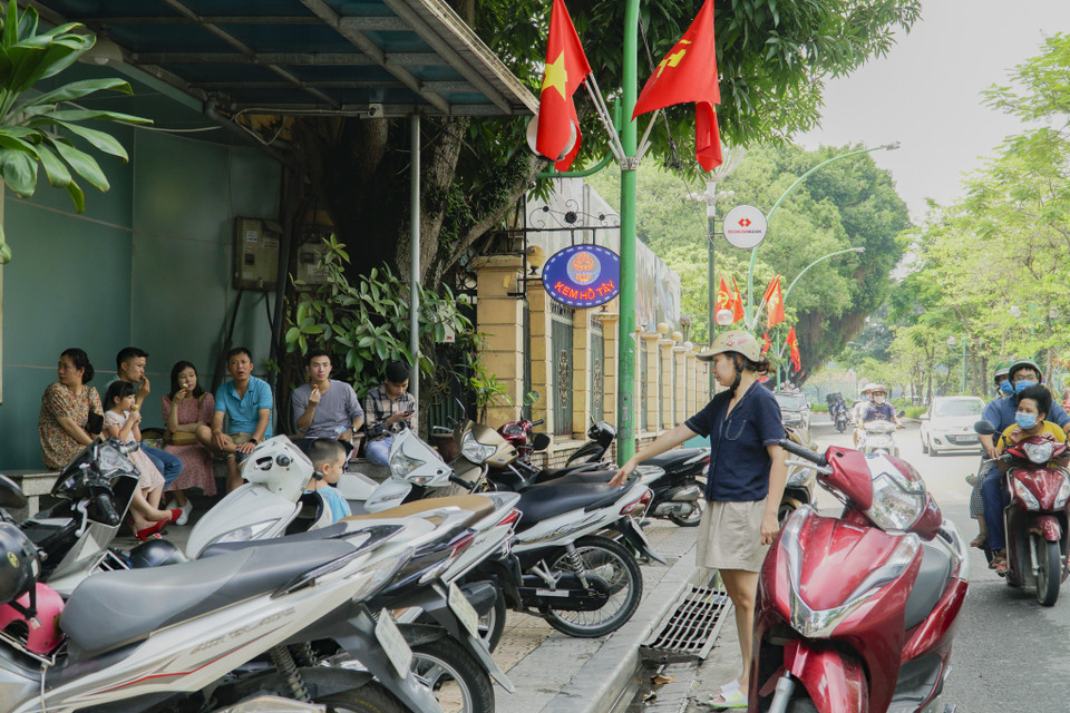 Tụ tập ăn uống, lấn chiếm vỉa hè, lòng đường tại khu vực nhà hàng Kem Hồ Tây, đường Thanh Niên vừa gây mất mỹ quan đô thị, vừa ảnh hưởng đến người tham gia giao thông. (Ảnh: Minh Hiếu/Vietnam+) 