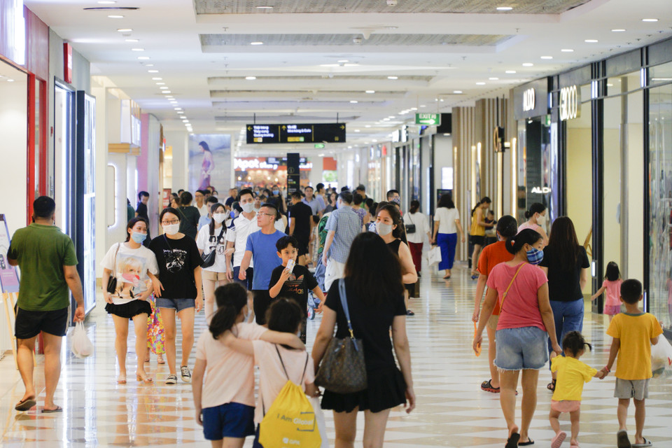 Mặt khác, người dân cũng nên tự giác nâng cao ý thức, thực hiện tốt những quy định về phòng chống dịch bệnh để dịch mau chóng qua đi...(Ảnh: Minh Hiếu/Vietnam+)