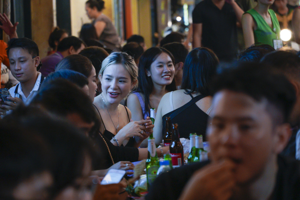 Dù đã có khuyến cáo của Uỷ ban Nhân dân thành phố Hà Nội đảm bảo yêu cầu phòng chống dịch COVID-19 khi mở lại tụ điểm công cộng nhưng phần lớn mọi người có vẻ đang 'quên' giữ khoảng cách an toàn. (Ảnh: Minh Hiếu/Vietnam+) 