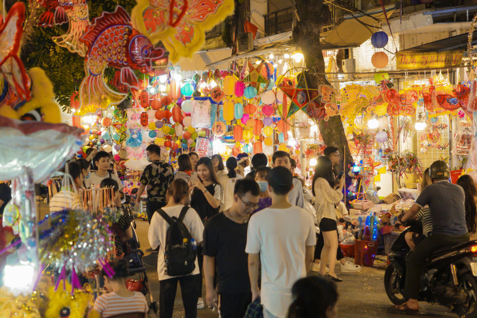 Nhiều người có kinh nghiệm thường tới phố Hàng Mã trước rằm Trung Thu 1-2 tuần để ít phải chen lấn, có thể thoải mái ngắm nhìn phố phường đầy màu sắc và lựa chọn món đồ phù hợp. (Ảnh: Minh Hiếu/Vietnam+)