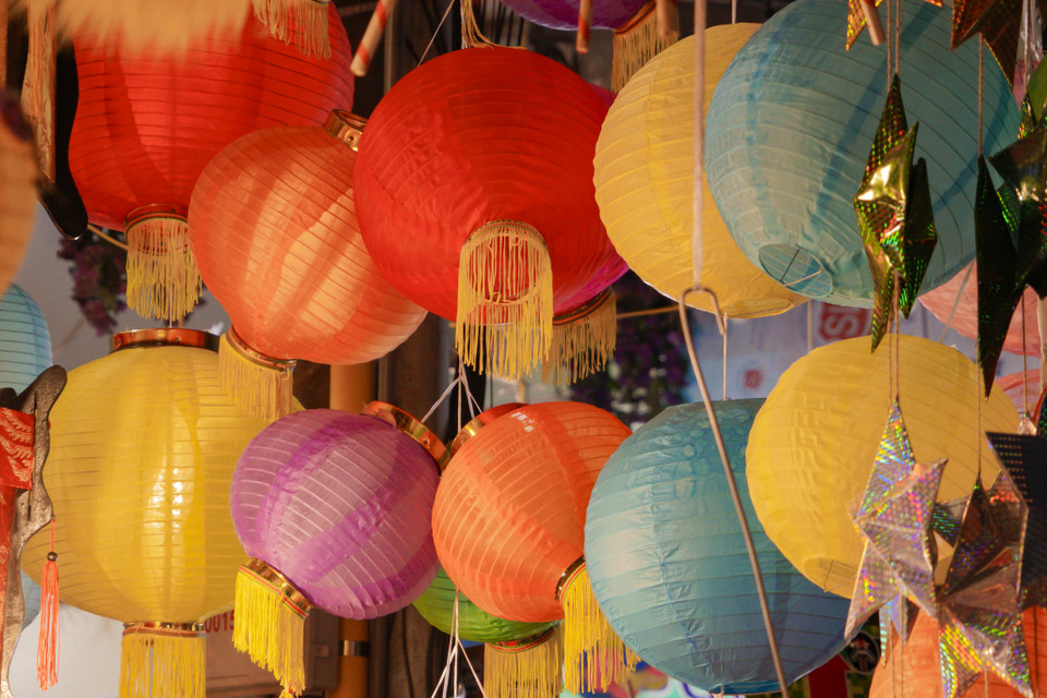 Lồng đèn giấy đủ sắc màu. (Ảnh: Minh Hiếu/Vietnam+)