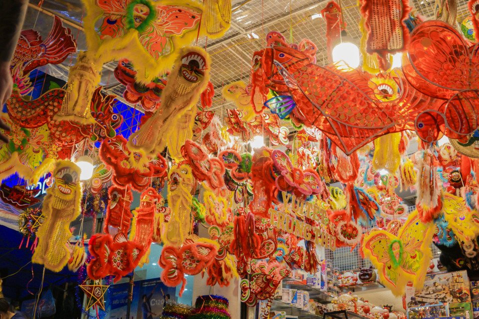 Khu vực được giới trẻ 'check-in' nhiều nhất là khu bán những mặt hàng đồ chơi Trung Thu truyền thống như lồng đèn, mặt nạ, trống, đầu lân… Đối với nhiều bạn trẻ, phố Hàng Mã vẫn rực rỡ, náo nhiệt bất chấp dịch bệnh. (Ảnh: Minh Hiếu/Vietnam+)