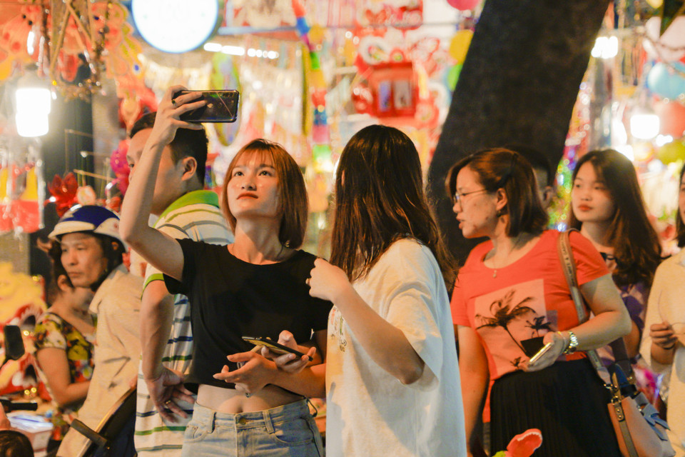 Cả con phố rực rỡ sắc màu khiến những bức ảnh trở nên vui tươi hơn rất nhiều. (Ảnh: Minh Hiếu/Vietnam+)