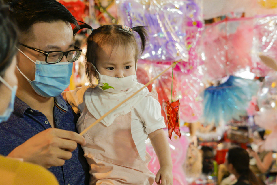 Các em nhỏ đặc biệt mong đợi Trung Thu vì thường được người lớn tặng các món đồ chơi. (Ảnh: Minh Hiếu/Vietnam+)