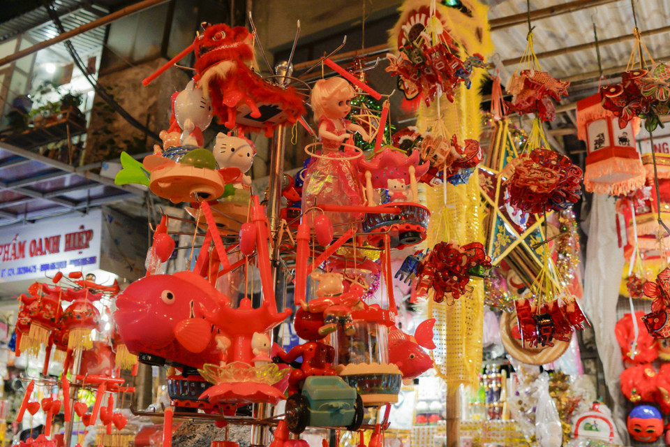 Khảo sát tại các phố chuyên bán các mặt hàng đồ chơi trẻ con trong dịp Trung Thu tại đây cho thấy năm nay do ảnh hưởng của dịch COVID-19 nên giá bán không tăng, chỉ tương đương năm 2019. (Ảnh: Minh Hiếu/Vietnam+)