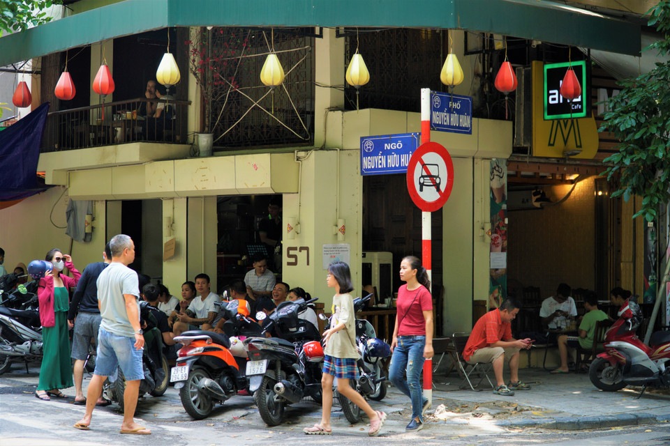 Khách hàng ngồi tụ tập đông đúc, không giãn cách, không tấm chắn giọt bắn tại 1 quán càphê trên phố Nguyễn Hữu Huân, quận Hoàn Kiếm. (Ảnh: Minh Hiếu/Vietnam+)