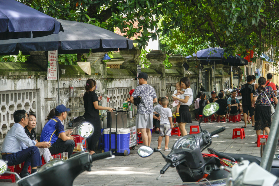 Trong hai ngày cuối tuần (12-13/9), theo ghi nhận của Phóng viên tại nhiều nơi, tình trạng vi phạm các quy định về phòng, chống dịch như lấn chiếm vỉa hè để bán hàng, không đeo khẩu trang khi ra ngoài đường, không thực hiện giãn cách... vẫn khá phổ biến mặc dù Hà Nội vẫn chưa công bố hết dịch COVID-19. (Ảnh: Minh Hiếu/Vietnam+)