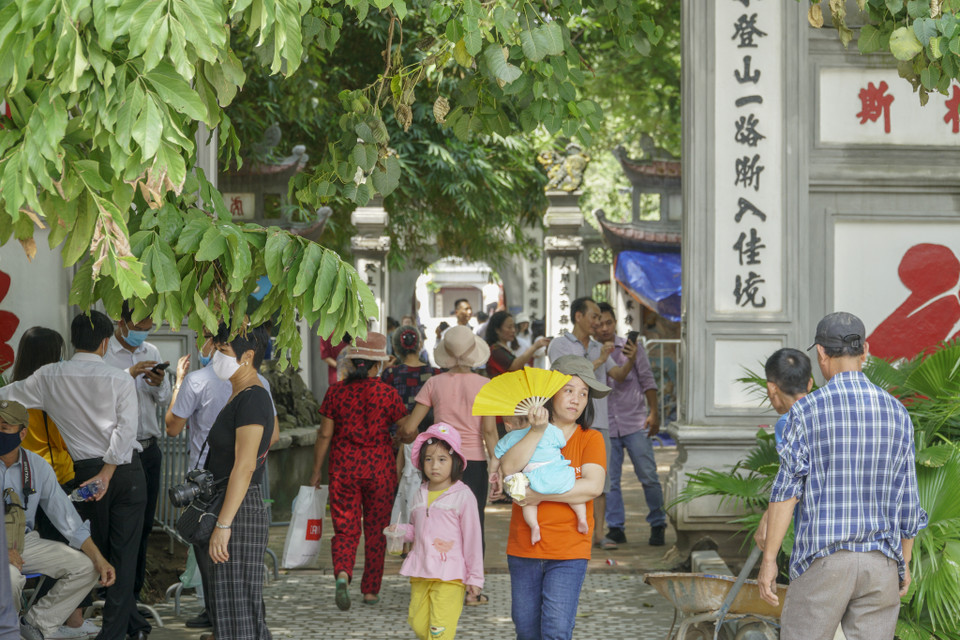 Mới đây, tại cuộc họp Ban Chỉ đạo phòng, chống dịch COVID-19 thành phố Hà Nội, Phó Chủ tịch Ủy ban Nhân dân thành phố Ngô Văn Quý cũng đã nhấn mạnh: “Chúng ta phải thực hiện quyết liệt để đảm bảo an toàn nhất cho thủ đô. Chúng ta đang thấy yên ả, nhưng nếu không quyết liệt thì sẽ rất nguy hiểm.” (Ảnh: Minh Hiếu/Vietnam+)