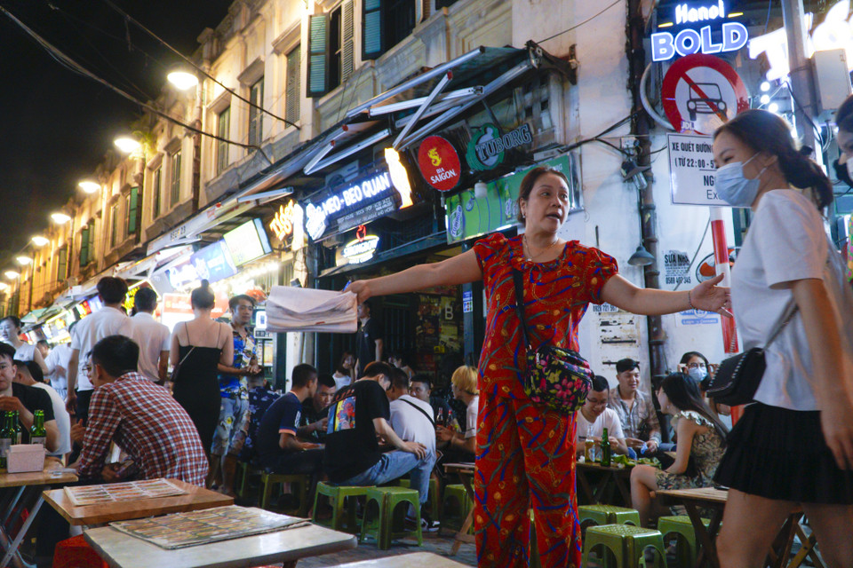 Mặc dù đã mở được phép mở trở lại nhưng khu vực này vẫn chưa hoạt động hết công suất. Một vài chủ quán cho biết họ mở để lấy may, chắc chắn sẽ đông đúc hơn vào cuối tuần. (Ảnh: Minh Hiếu/Vietnam+) 