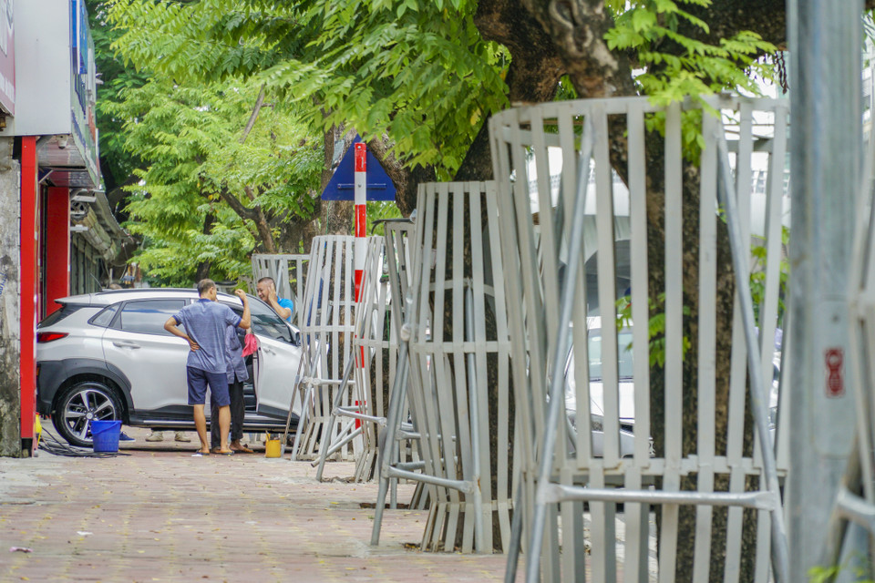 Trong quá trình xây dựng cầu vượt, những cây sưa cũng được bọc hàng rào sắt, có camera giám sát để tránh bị mất trộm. (Ảnh: Minh Hiếu/Vietnam+)