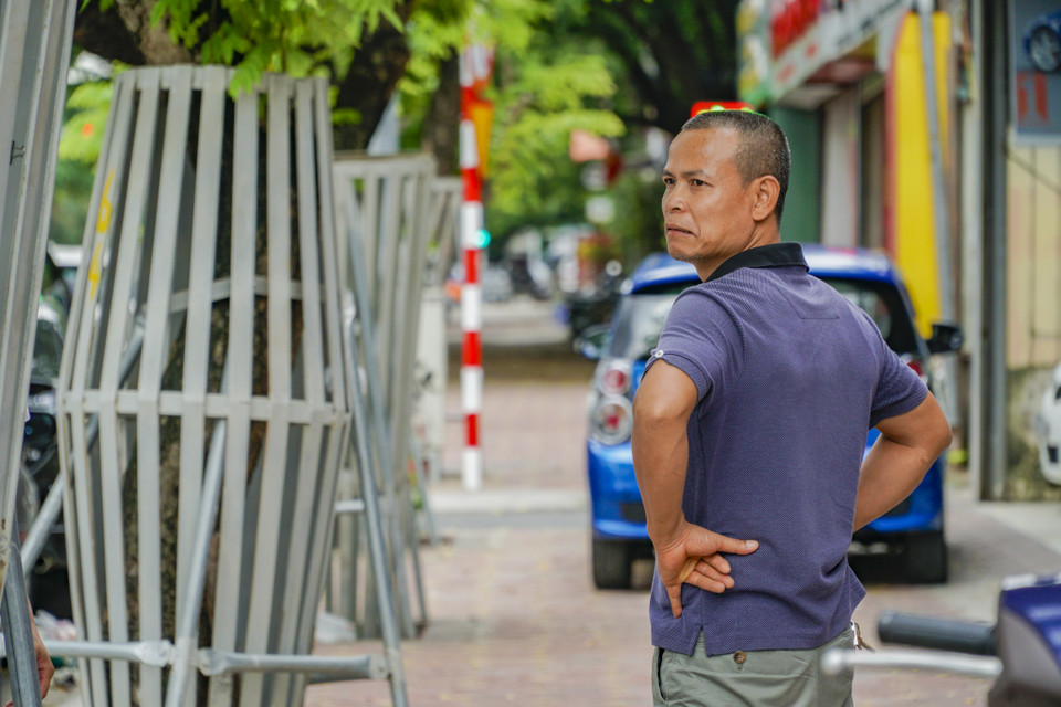 Nhiều người dân sinh sống quanh khu vực lo lắng trước tình trạng những cây sưa đỏ này đang héo úa, không còn được xanh tốt. Nếu không có biện pháp bảo vệ, chăm sóc kịp thời sẽ khiến cây bị chết dần. (Ảnh: Minh Hiếu/Vietnam+)