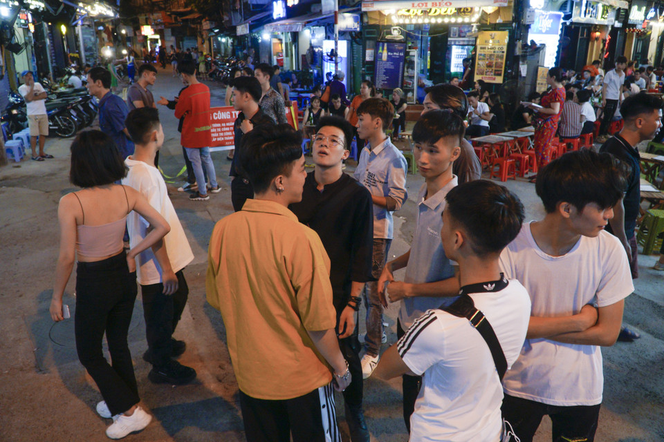 Nhiều bạn trẻ cho biết họ đến đây chỉ để hưởng không khí của con phố tấp nập bậc nhất Thủ đô sau khi được phép hoạt động trở lại. (Ảnh: Minh Hiếu/Vietnam+)