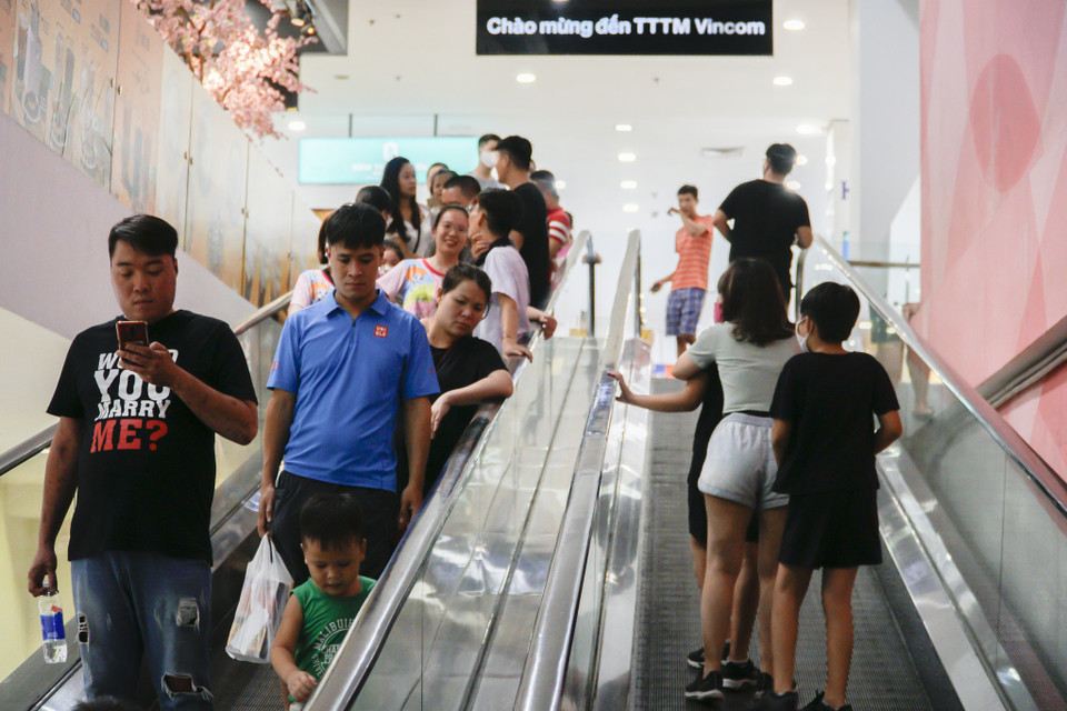Tại khu vực trung tâm thương mại, người dân cũng lơ là với việc đeo khẩu trang, rửa tay sát khuẩn trước khi đến chỗ đông người. (Ảnh: Minh Hiếu/Vietnam+)