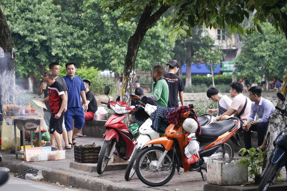 Theo ghi nhận chiều ngày 12/9, vỉa hè khu vực xung quanh Hồ Xã Đàn (mặt phố Hồ Đắc Di), quận Đống Đa đã bị ‘chiếm đóng’ bởi những hàng bán bánh mỳ, thịt xiên lề đường. (Ảnh: Minh Hiếu/Vietnam+)
