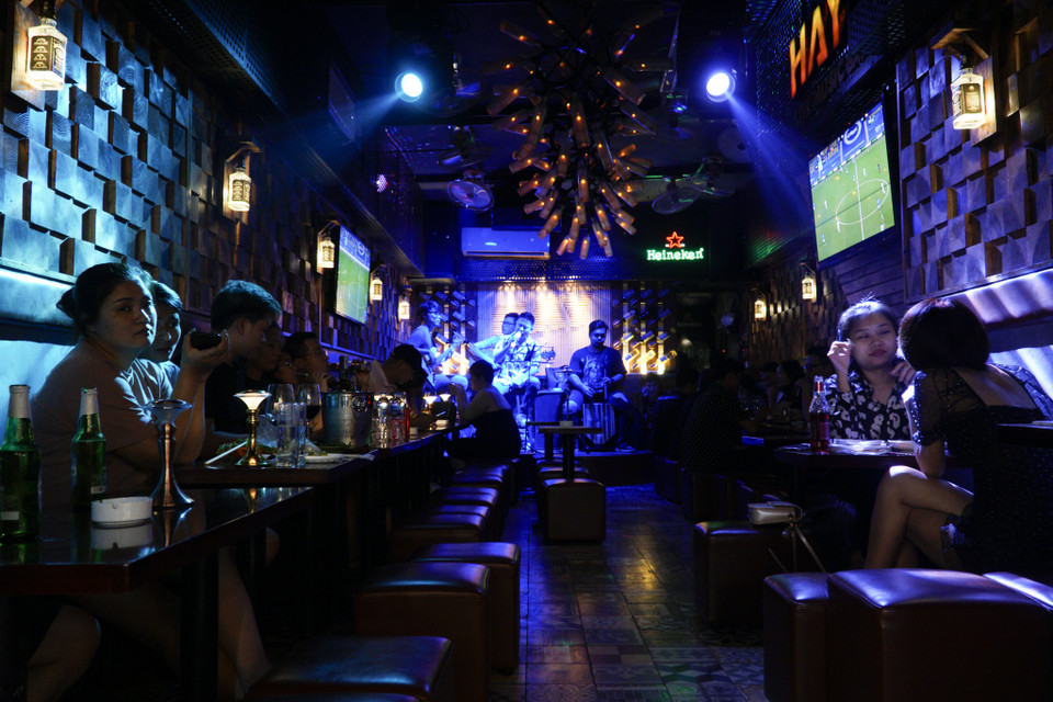 :Chúng tôi rất vui khi quán được hoạt động trở lại, tuy nhiên để đảm bảo an toàn dịch, mỗi khách hàng vào quán đều được đo nhiệt độ và rửa tay sát khuẩn,' anh Duy Công, quản lý quán pub số 12 Tạ Hiện cho biết. (Ảnh: Minh Hiếu/Vietnam+)