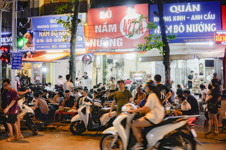 Quán ăn đông nghịt người ngồi san sát nhau trên con phố Bạch Mai, quận Hai Bà Trưng, Hà Nội. (Ảnh: Minh Hiếu/Vietnam+)