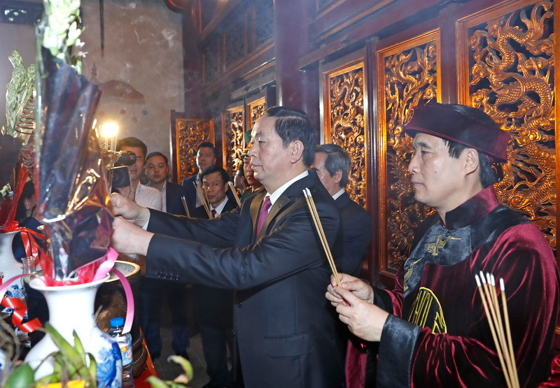 Chủ tịch nước Trần Đại Quang cùng nhiều đồng chí lãnh đạo Đảng, Nhà nước và đồng bào cả nước đến thành kính dâng hương tưởng niệm các Vua Hùng tại đỉnh núi Nghĩa Lĩnh, thuộc Khu di tích lịch sử Quốc gia đặc biệt Đền Hùng, tỉnh Phú Thọ. (Ảnh: Nhan Sáng/TTXVN)