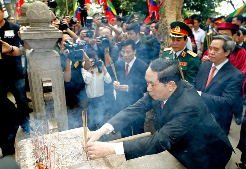 Chủ tịch nước Trần Đại Quang cùng nhiều đồng chí lãnh đạo Đảng, Nhà nước và đồng bào cả nước đến thành kính dâng hương tưởng niệm các Vua Hùng tại đỉnh núi Nghĩa Lĩnh, thuộc Khu di tích lịch sử Quốc gia đặc biệt Đền Hùng, tỉnh Phú Thọ. (Ảnh: Nhan Sáng/TTXVN)