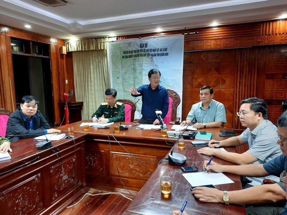 Phó Thủ tướng Trịnh Đình Dũng, Trưởng Ban chỉ đạo Trung ương về công tác tìm kiếm cứu nạn họp chỉ đạo công tác tìm kiếm 53 người mất tích do bị vùi lấp tại huyện miền núi Nam Trà My, tỉnh Quảng Nam vào chiều tối ngày 28/10. (Nguồn: TTXVN)