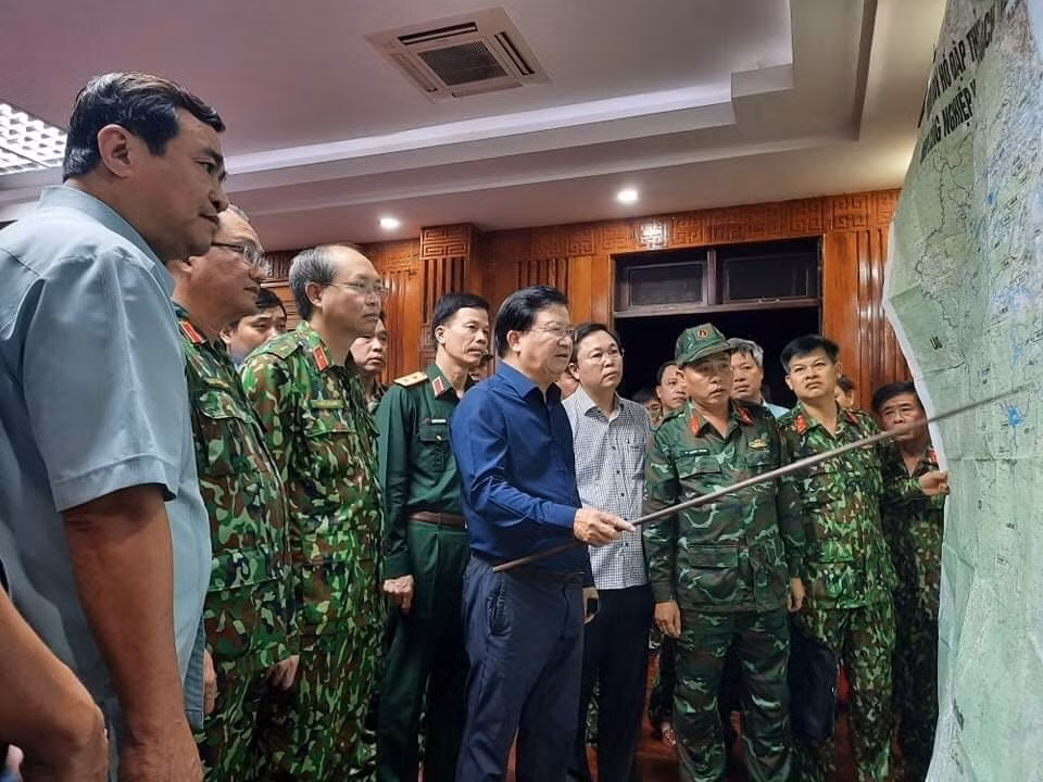 Phó Thủ tướng Trịnh Đình Dũng, Trưởng Ban chỉ đạo Trung ương về công tác tìm kiếm cứu nạn họp chỉ đạo công tác tìm kiếm 53 người mất tích do bị vùi lấp tại huyện miền núi Nam Trà My, tỉnh Quảng Nam vào chiều tối ngày 28/10. (Nguồn: TTXVN)